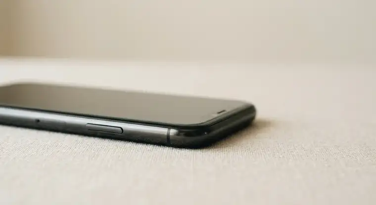 Schemat kampanii remarketingowej Google Ads dla sklepu z elektroniką, pokazujący podział budżetu 10 tysięcy miesięcznie i ścieżkę użytkownika od wizyty do zakupu