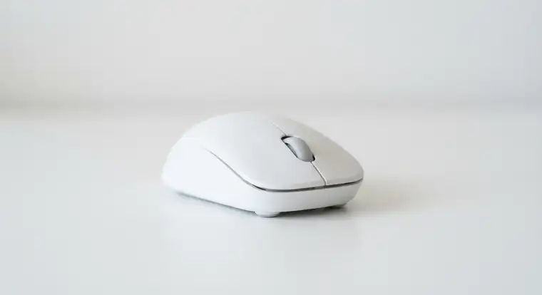 Panel Google Ads z widokiem kampanii reklamowej w wyszukiwarce, pokazujący mechanizm aukcji i pozycje płatnych wyników nad organicznymi