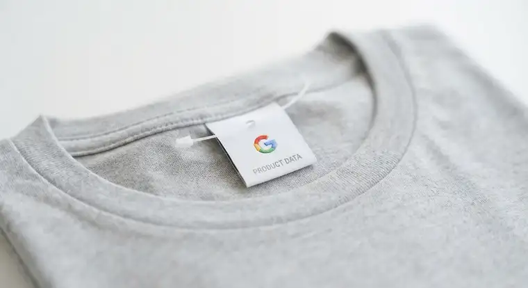 Google Merchant Center co to jest - ilustracja pokazująca dane produktów, kafelki ofert i zakładkę Zakupy w ekosystemie Google